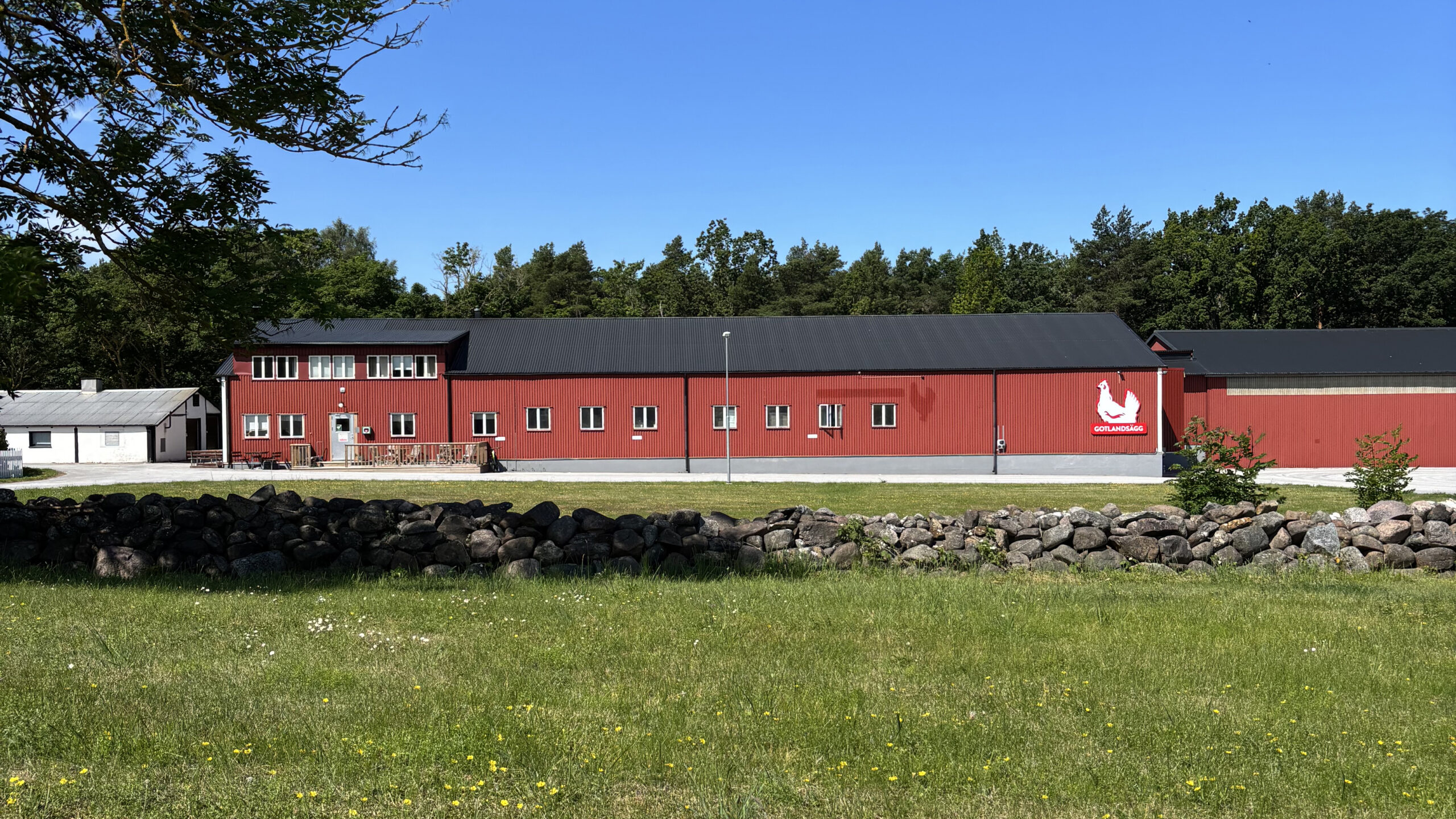 gotlandsagg-rod-byggnad-framifran