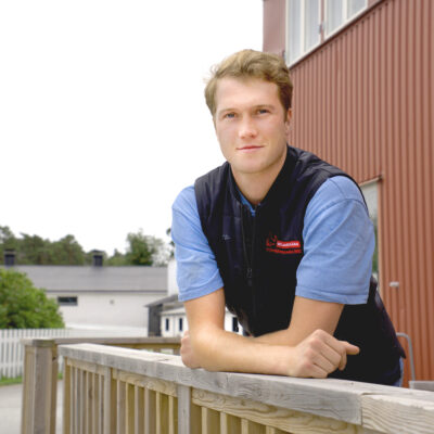 man-lutar-sig-på-räcke-max-bolin
