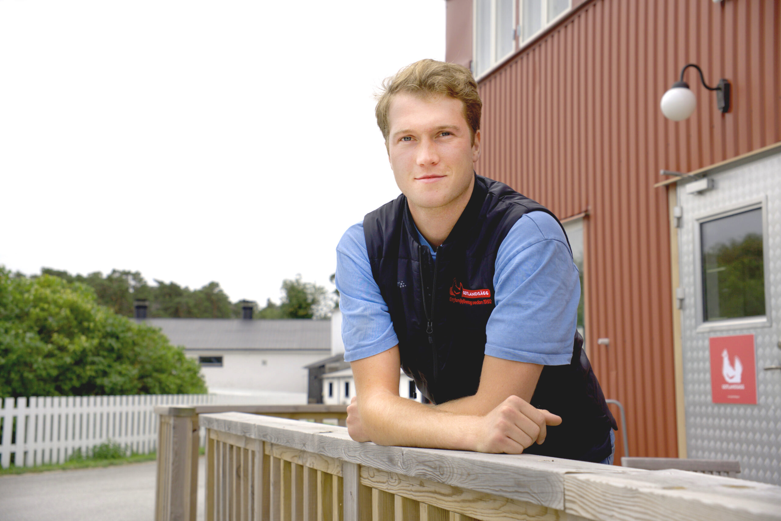 man-lutar-sig-på-räcke-max-bolin